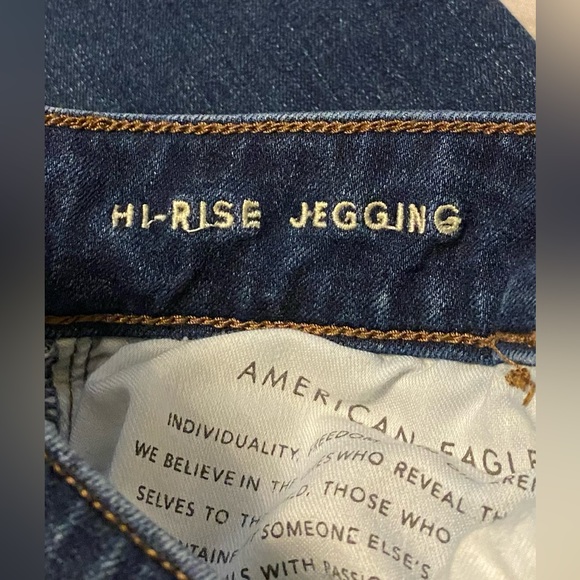 American Eagle Women’s Hi-Rise Dream Distressed Jegging. Size 4 Regular. - Picture 7 of 8
